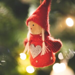 Kootud päkapikk ripub kuuse otsas.